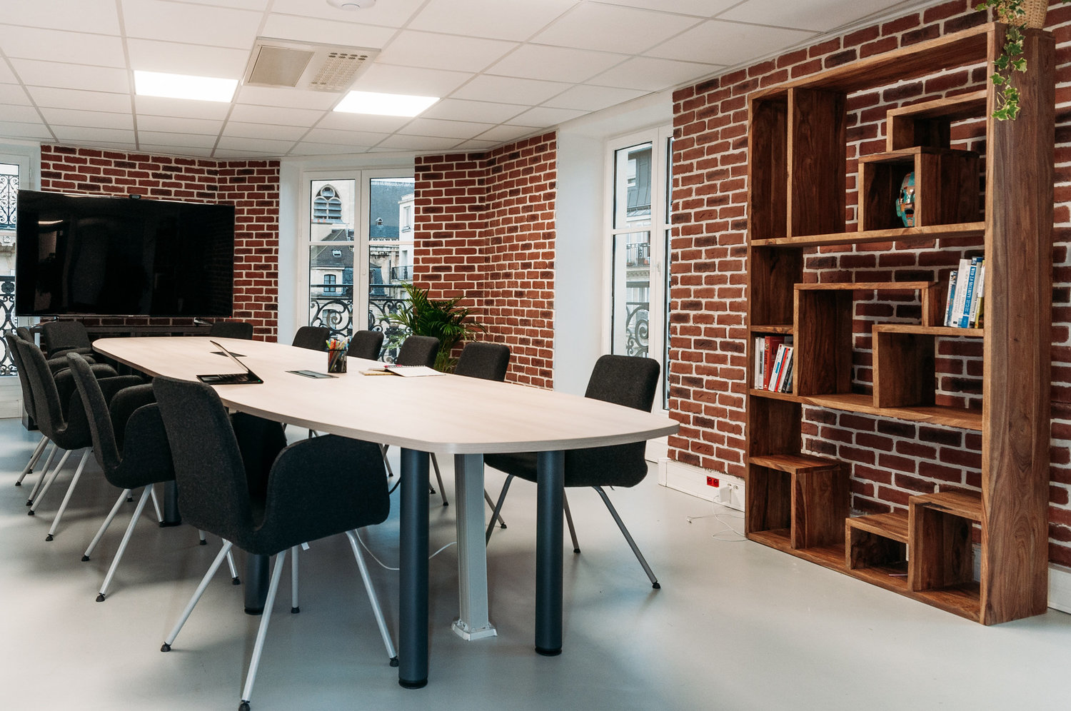 上海辦公室裝修中怎樣保證施工順利?